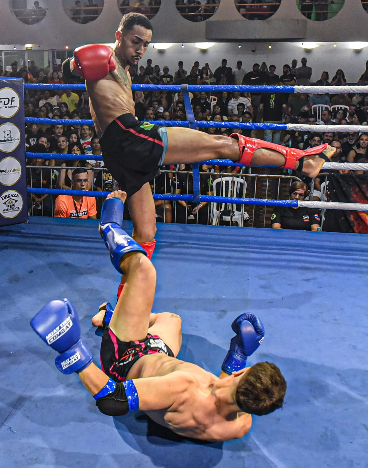 Atleta da NT Fight aplicando chute preciso em combate oficial de Muay Thai