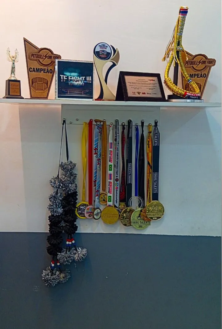 Coleção de troféus, cinturões e medalhas conquistados pela Equipe NT Fight