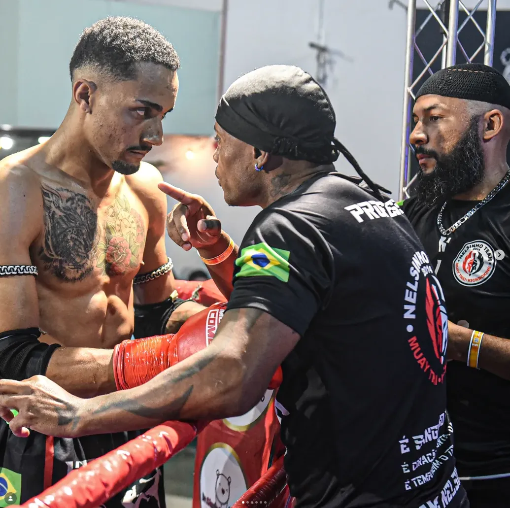 Prof. Nélsinho no corner orientando atleta da NT Fight durante luta oficial