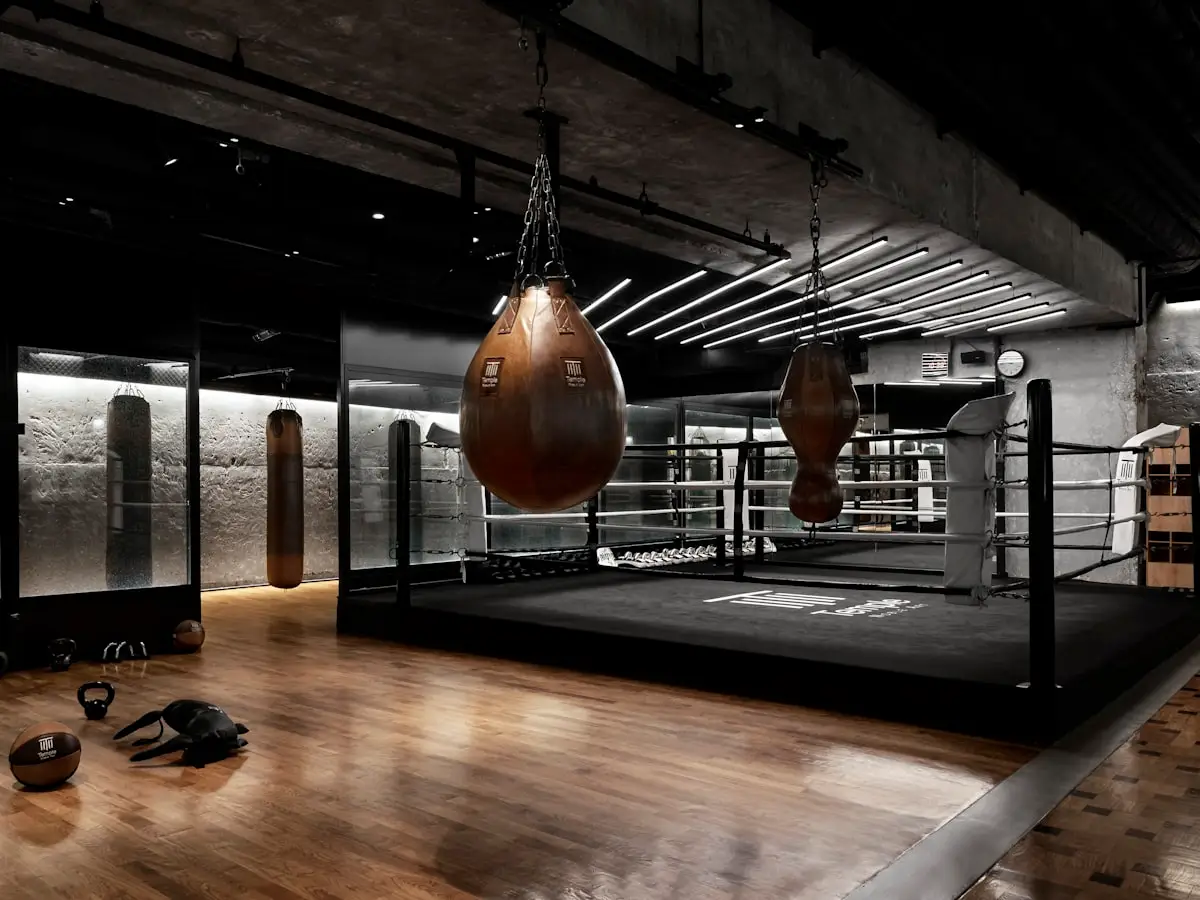 Ringue de boxe com um par de luvas penduradas