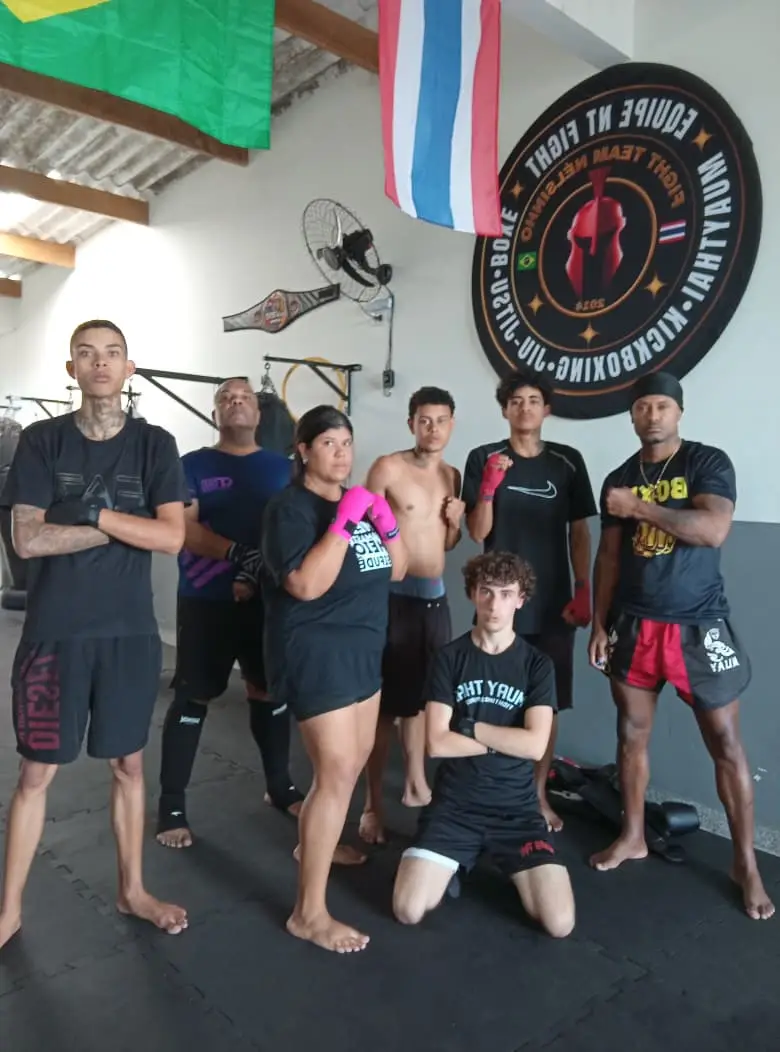 Grupo menor de alunos posando ao lado do Prof. Nélsinho depois do treino